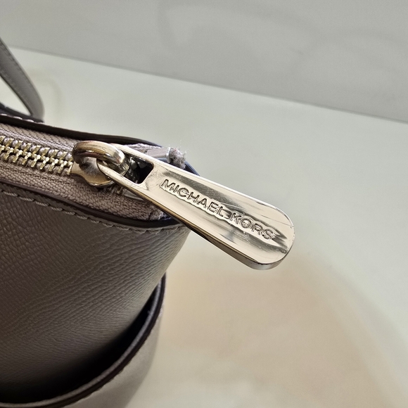 Michael Kors Jet Set East/West Tote Pearl Gray - Picture 5 of 14